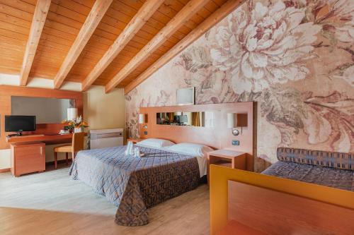 une chambre d'hôtel avec 2 lits et un tableau mural dans l'établissement Hotel City Verona, à San Giovanni Lupatoto
