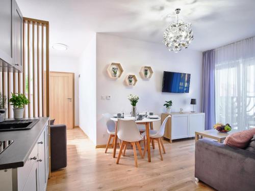 TV a/nebo společenská místnost v ubytování Villa Łeba Pokoje & Apartamenty