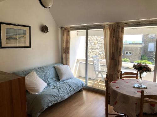 un salon avec un canapé et une table dans l'établissement CROMLEC'H - Duplex, Aperçu Mer - DT170, à Carnac