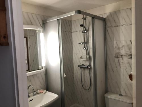 une salle de bain avec une douche, des toilettes et un lavabo dans l'établissement CROMLEC'H - Duplex, Aperçu Mer - DT170, à Carnac