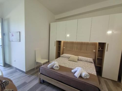 ein Schlafzimmer mit einem Bett mit Handtüchern darauf in der Unterkunft Martylè Rooms in Leverano