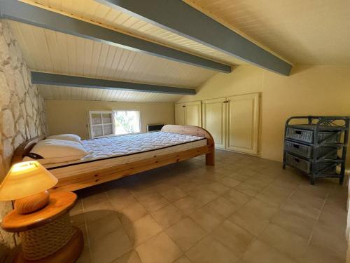ein Schlafzimmer mit einem großen Bett in einem Zimmer in der Unterkunft Villa Saint-Cyprien, 1 pièce, 6 personnes - FR-1-106-86 in Saint-Cyprien