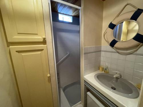 ein Bad mit einer Dusche, einem Waschbecken und einem Spiegel in der Unterkunft Villa Saint-Cyprien, 1 pièce, 6 personnes - FR-1-106-86 in Saint-Cyprien