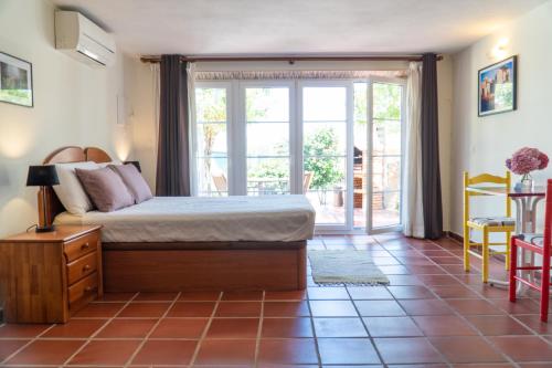 a bedroom with a bed and a large window at Casa Bolacha in Colares