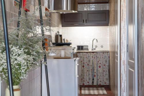 a small kitchen with a sink and a refrigerator at Casa Bolacha in Colares