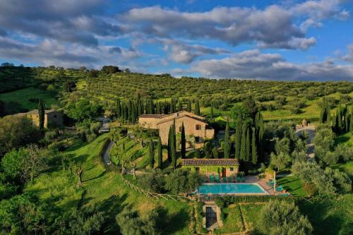 una vista aerea di una casa con piscina e alberi di Relais Villa Monte Solare Wellness & SPA a Panicale