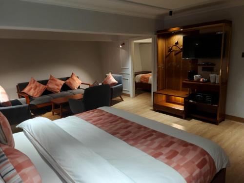大吉嶺的住宿－Hotel Sonar Bangla Darjeeling，酒店客房设有床和客厅。