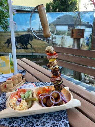 une assiette de nourriture au-dessus d'une table dans l'établissement Hotel zum Ziehbrunnen, à Berlin