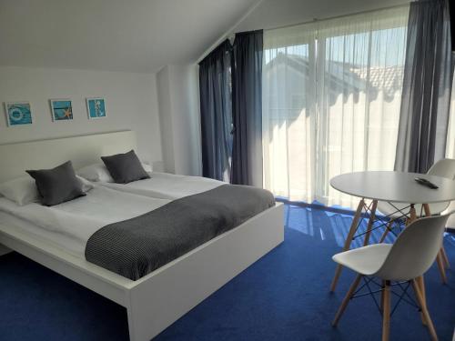 Postel nebo postele na pokoji v ubytování Willa Kardamon