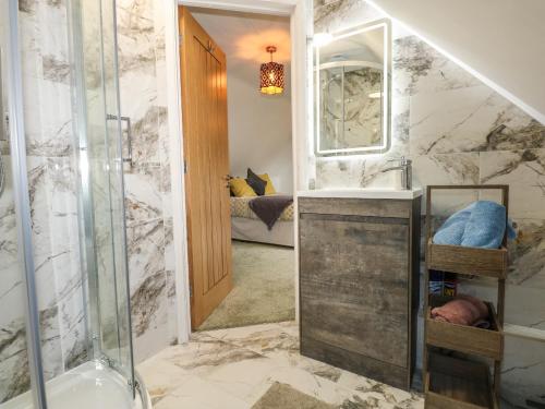 bagno con cabina doccia, lavandino e specchio di Seaview a Lowestoft