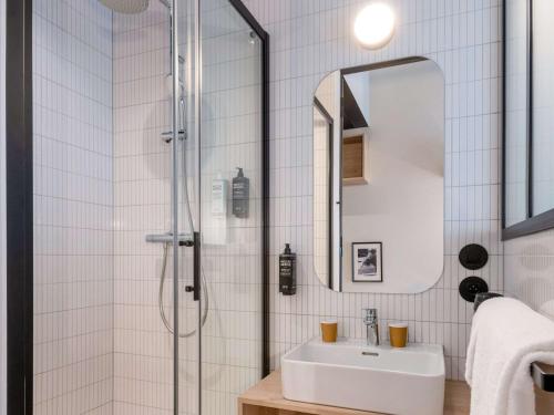 那慕爾的住宿－ibis Styles Namur，一间带水槽和淋浴的浴室
