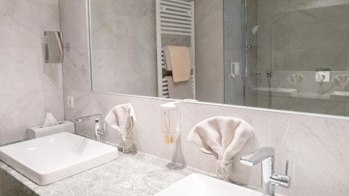 Bilik mandi di Wellnesshotel Mein Almhof Superior