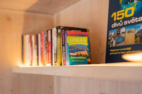 eine Reihe von Büchern auf einem Regal in der Unterkunft BUQEZ VILLAS - VILLA 31 in Drage