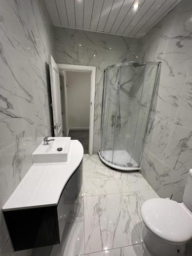 y baño con ducha, lavabo y aseo. en The Pleasant House en Mánchester