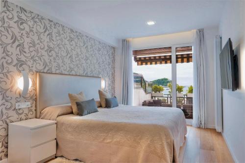 サン・セバスティアンにあるLa Concha Best Viewのベッドルーム1室(ベッド1台、大きな窓付)