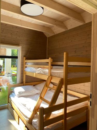 1 dormitorio con 2 literas en una cabaña en Costa de Wyspa, en Gdansk