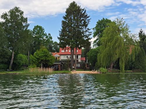 a house on the shore of a lake at Siedlisko nad Jeziorem-Mazury in Mrągowo