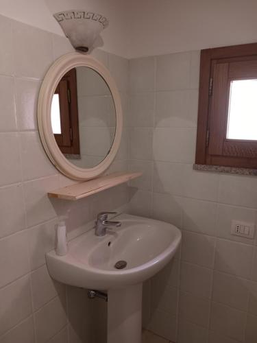 a bathroom with a sink and a mirror at Nora Casa vacanze/bed and breakfast in Pula
