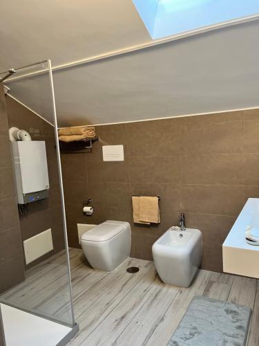 a bathroom with a toilet and a sink at Pergamena Bianca in Cava deʼ Tirreni
