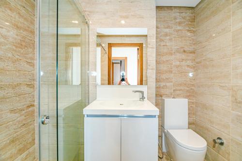 Un baño con inodoro, lavabo y ducha. en Baku İn Front of hotel apartment, en Baku