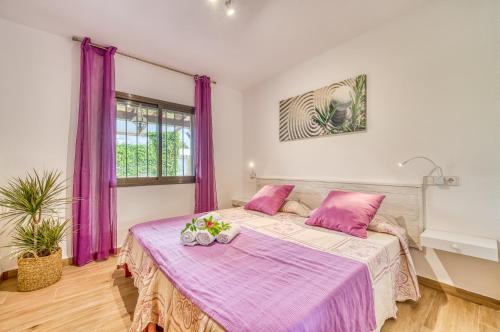 En eller flere senge i et værelse på Ideal Property Mallorca - Casa Paqui