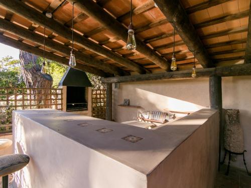 patio con tavolo e sedie sotto un soffitto in legno di VILLA CANADELL - great garden, 5 min to beach a Palafrugell
