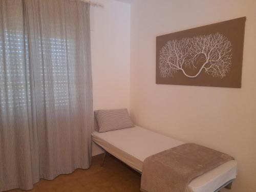 ein Zimmer mit einer Bank mit einem Baumbild an der Wand in der Unterkunft Villa Delia 600mt dal mare IUN R2818 in Capo Comino