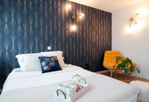 une chambre avec un lit avec un plateau dessus dans l'établissement Golden Blue jacuzzi, à Annecy