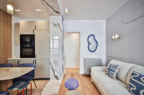 un salon avec un canapé et une table dans l'établissement Appart 6Pers#2 Chambres#Beaugrenelle#Paris 15#AC, à Paris