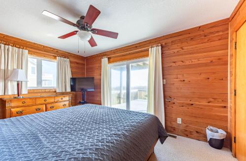 una camera da letto con un letto e un ventilatore a soffitto di Anna a Poplar Branch