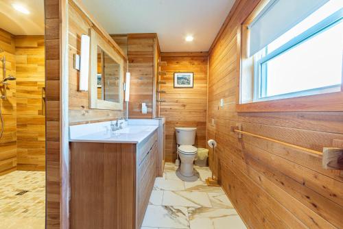 un bagno con lavandino e WC di Anna a Poplar Branch