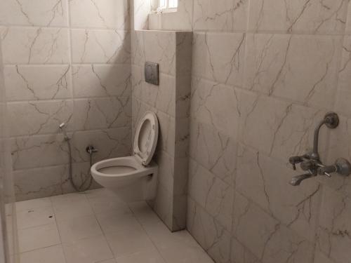een badkamer met een toilet en een douche bij Diva Villa in Dabok