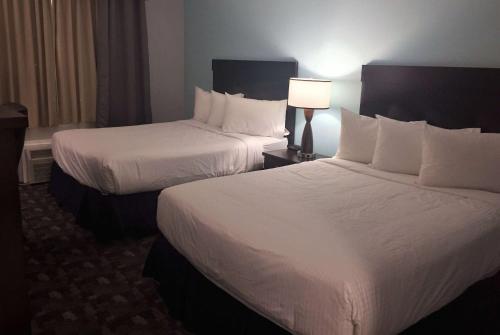 Кровать или кровати в номере Travelodge by Wyndham Rosetown