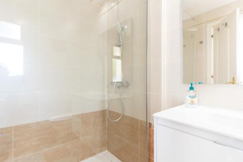 een badkamer met een douche en een glazen deur bij Romana Playa studio with sea view in Marbella