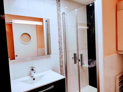 a bathroom with a sink and a shower at Le City, centre ville, Wifi petit parking linge de maison fournis in Vannes