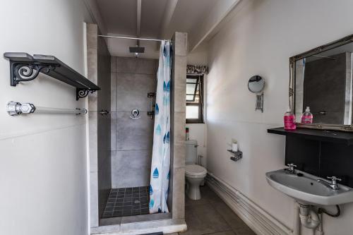 Bilik mandi di Arch Cabins Self Catering Homes Storms River