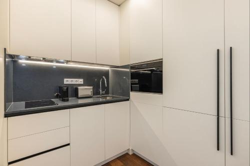 Deluxe Apartment in City Center by LovelyStay