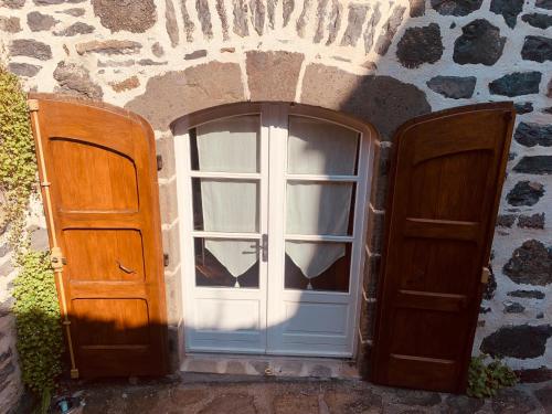 Photo de la galerie de l'établissement Maison studio avec jardin, à Salers