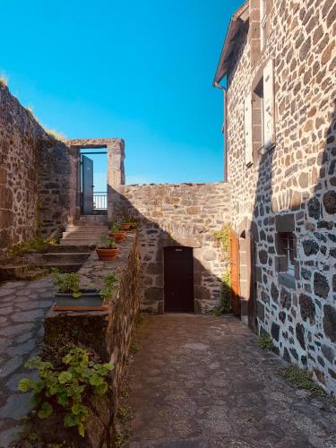 Photo de la galerie de l'établissement Maison studio avec jardin, à Salers