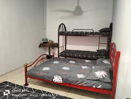 Katil dua tingkat atau katil-katil dua tingkat dalam bilik di Julian Homestay