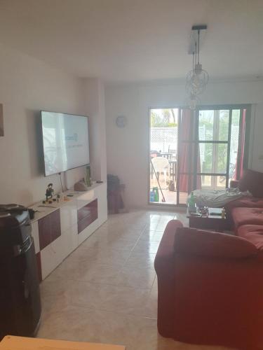 - un salon avec une télévision et un canapé dans l'établissement Puerto Tomas Maestre, à San Javier
