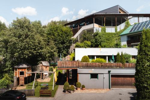 ein Haus mit einer Garage und einem Haus mit einem Solarium in der Unterkunft Annas Garten in Serfaus