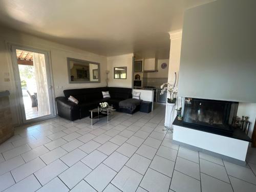un salon avec un canapé et une cheminée dans l'établissement VILLA LE tignet, à Le Tignet