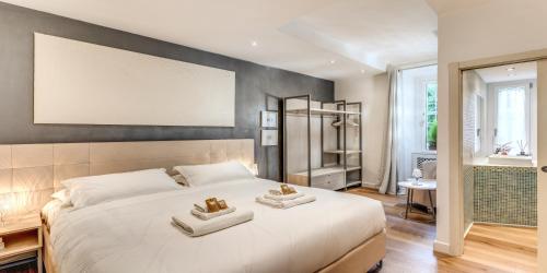 ローマにあるIncredible Luxury Suite in the heart of Romeのベッドルーム1室(大きな白いベッド1台、タオル2枚付)