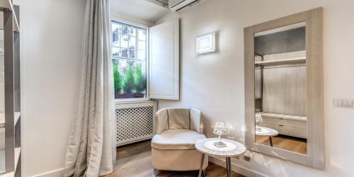 ローマにあるIncredible Luxury Suite in the heart of Romeのリビングルーム(椅子、鏡付)