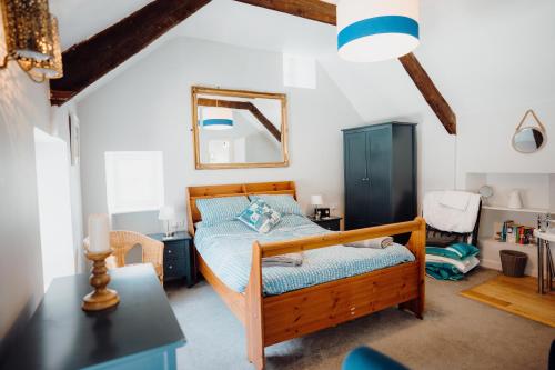 Un pat sau paturi într-o cameră la Quaint cosy cottage with a hot tub in Tenby centre