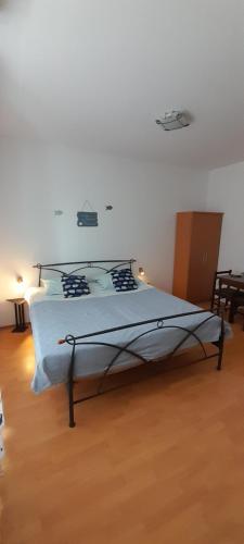 Ένα ή περισσότερα κρεβάτια σε δωμάτιο στο Apartmani Kljunak