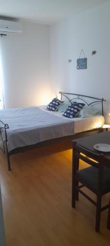 Ένα ή περισσότερα κρεβάτια σε δωμάτιο στο Apartmani Kljunak