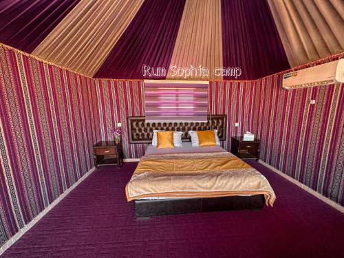 ワディ・ラムにあるRum Sophia campのテント内のベッド1台が備わるベッドルーム1室