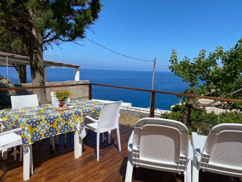 uma mesa e cadeiras num deque com vista para o oceano em Ponzamania Appartamenti Ponza ,,Blumarine'' em Ponza